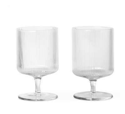 Zwei gerippte Ripple Weingläser von Ferm Living, elegante Glaswaren für Wein und andere Getränke.